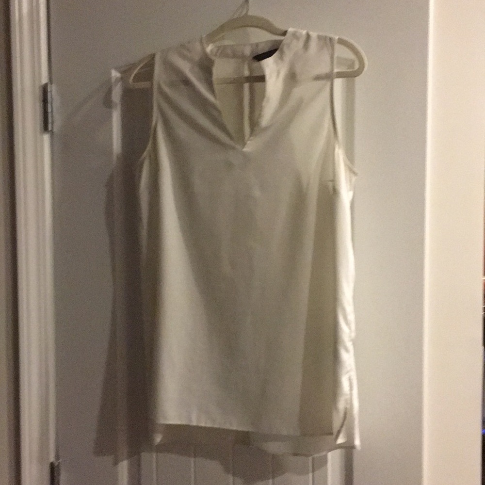 Sleeveless blouse, white.